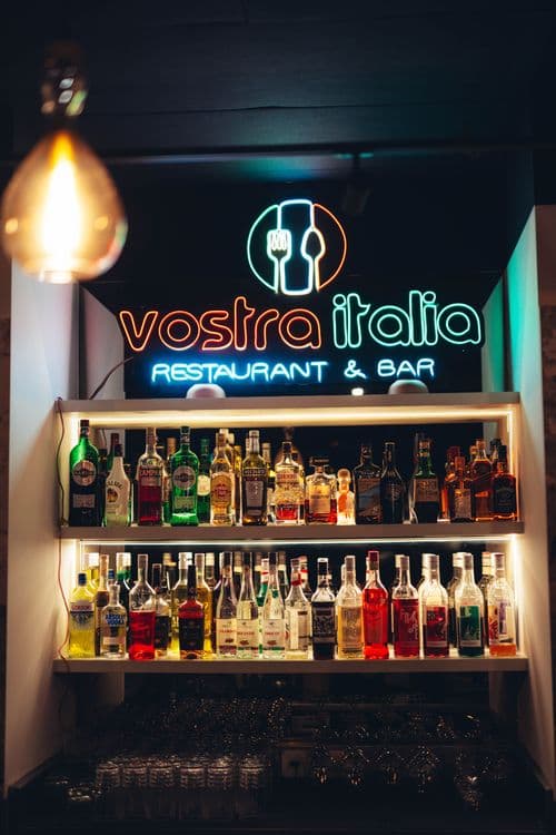 Atmosphère conviviale du restaurant-bar italien Vostra Italia, Châtelaine 
